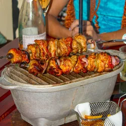 Brochetas al carbón ( pollo)