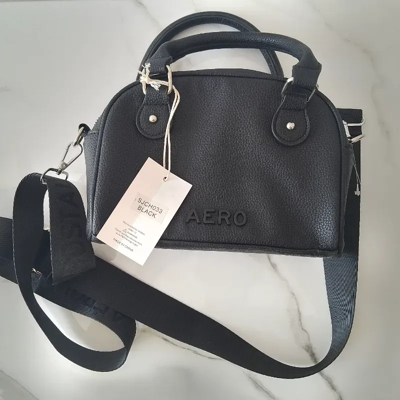 Cartera Aero negra de agarre largo