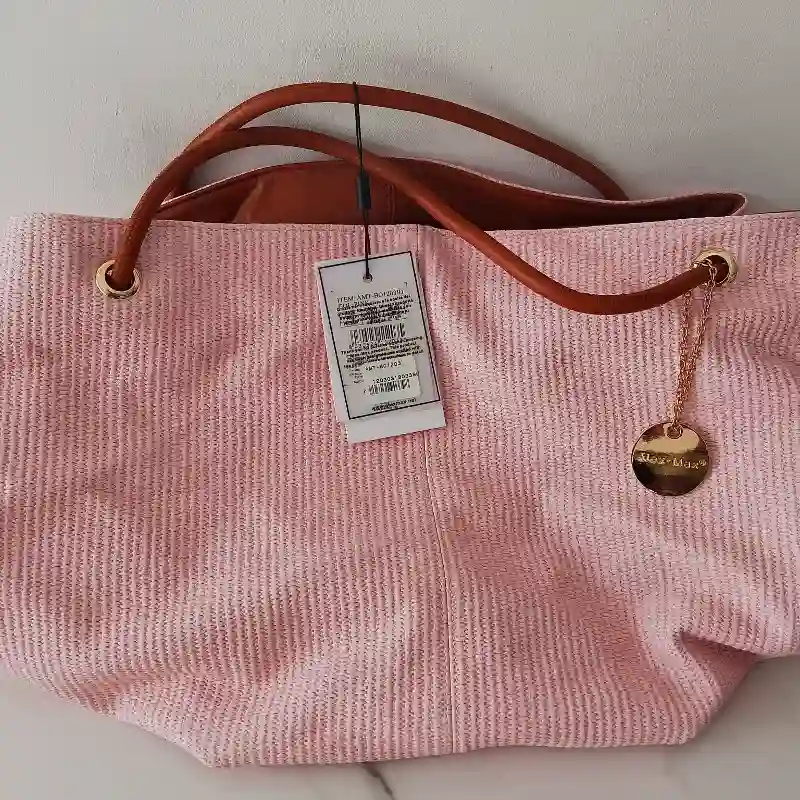 Cartera Alex-Max rosada con detalle colgante dorado