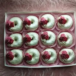 🍩Caja de 12 minidonas con temática de rosas.