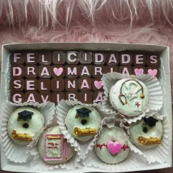 🎓👩🏼‍⚕️👩🏽‍⚕️👩🏻‍⚕️Caja de 6 minidonas temática Graduación👨🏼‍⚕️👨🏽‍⚕️👨🏻‍⚕️🎓