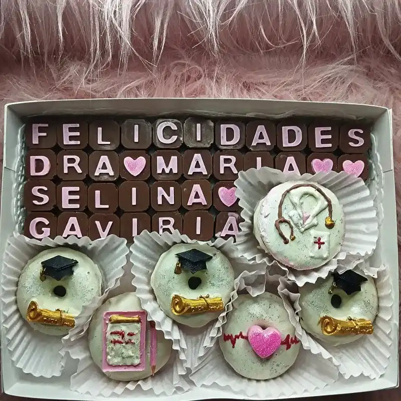 🎓👩🏼‍⚕️👩🏽‍⚕️👩🏻‍⚕️Caja de 6 minidonas temática Graduación👨🏼‍⚕️👨🏽‍⚕️👨🏻‍⚕️🎓
