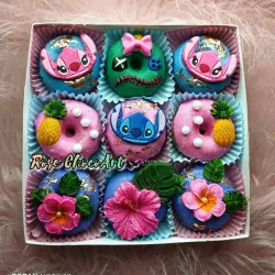 🌸Caja de 9 mini donas temática Stitch y Angela🌸