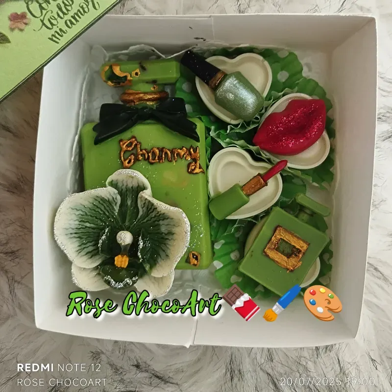 💚🤍Cajita de regalo personalizada con temática cosmética💄💋 💅🏼