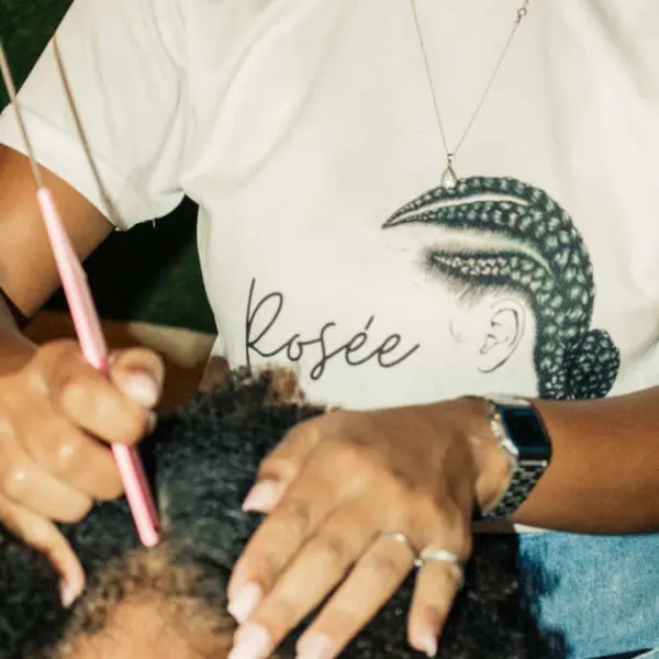 Emprendimiento con más de 3 años de experiencia, especializado en trenzas africanas, ofrecemos diseños únicos que resaltan la belleza y la tradición cultural 🫶🏽
Los precios a continuación son solo del servicio de mano de obra con todos los productos necesarios para un perfecto acabado y los accesorios que usted desee 💖
El servicio de kanekalon incluido tiene otro precio ☺️