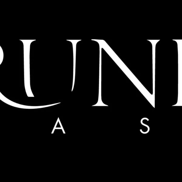 ✨ Runil Mena ✨
Donde la elegancia es una actitud.
En Runil Mena seleccionamos cuidadosamente prendas, calzado y accesorios de marcas reconocidas a nivel internacional, pensados para quienes aprecian la distinción, la calidad y el diseño atemporal.
Cada pieza es una declaración de buen gusto, diseñada para mujeres y hombres que valoran la exclusividad y desean proyectar una imagen sofisticada en cada paso.
Bienvenid@ a Runil Mena, el lugar donde tu esencia se viste con clase.