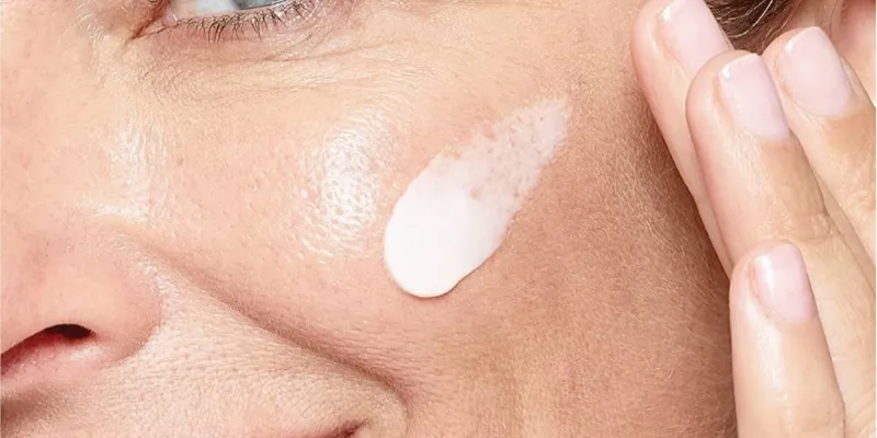 L'Oreal Paris Hydra-Renewal es una crema hidratante facial de día y de noche que ayuda a hidratar la piel seca y sensible