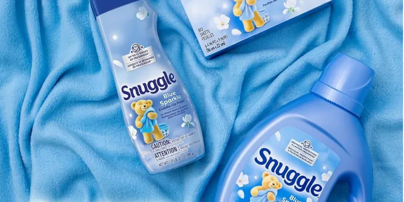 Snuggle In Wash - Potenciador de aroma, 39 onzas, brillo azul, cuentas de lavandería para una frescura duradera, potenciador de fragancia para ropa, ropa de cama y ropa deportiva, seguro para él