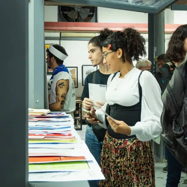 Si coleccionas arte, amas el diseño, o simplemente quieres colgar algo con historia (y con tinta cubana corriendo por dentro), aquí encuentras piezas únicas, numeradas y con esa textura que solo da el trabajo hecho a mano.
📍 Arte cubano auténtico, edición limitada, directo del taller a tu pared.
✨ Más de 40 años imprimiendo lo mejor de las artes visuales.