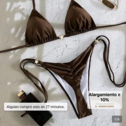 Bikini color chocolate con detalles de estrellas de Oleaje Swimwear está diseñado para realzar el bronceado y estilizar la figura.