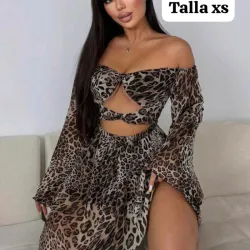 conjunto de dos piezas de la marca SHEIN SXY, que incluye un top corto con hombros descubiertos y manga larga abullonada, junto con una falda mini, ambos con estampado de leopardo.