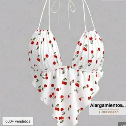 Esta prenda es un top halter con estampado de cerezas y espalda anudada