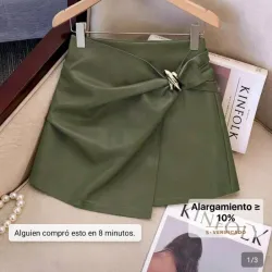 Falda de cuero de la marca Kinfolk.