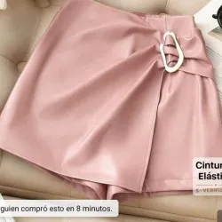 Falda short de color rosa con cinturilla elástica