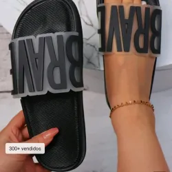 Sandalias de banda única con detalle de letra de la marca Brave