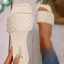 Sandalias planas de mujer son de la marca SHEIN y se caracterizan por su diseño elegante con perlas, punta cuadrada y estilo cómodo para el día a día.