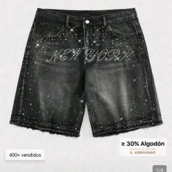 Shorts vaqueros de mezclilla negra con detalles de pedrería y el texto "NEW YORK"