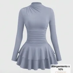 Vestido azul grisáceo es un modelo de manga larga y cuello alto con un diseño ajustado en la cintura y una falda plisada de dos niveles.