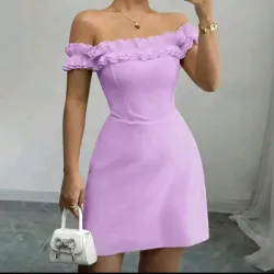 Vestido morado con volantes y hombros descubiertos es el modelo "Ruffle Off Shoulder Dress" de Lulus Closet. Xs