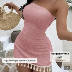 Vestido strapless de la marca Sunnyshic es un modelo ajustado de color rosa con detalles de flecos en el borde inferior.