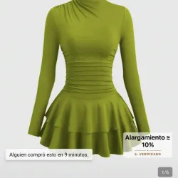 Vestido verde de manga larga con cuello alto y falda con volantes