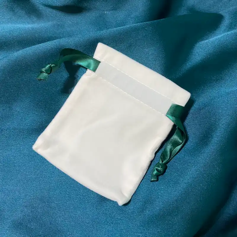 Bolsa de Terciopelo Blanca y Verde