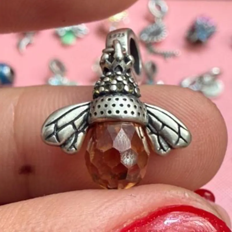 Charm 🐝 Abeja