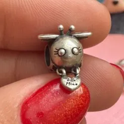 Charm 🐝 Abejita