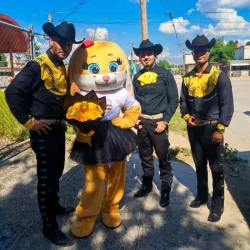 3 mariachis y una mascota 