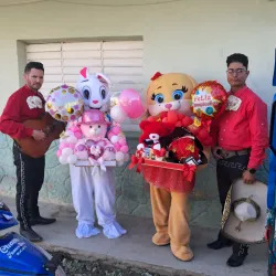 2 mariachis y 2 mascotas