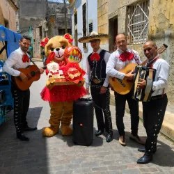 4 mariachis y 1 animación 