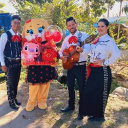 3 mariachis y 1 mascota