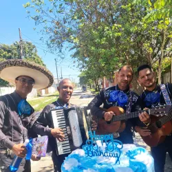 4 mariachis