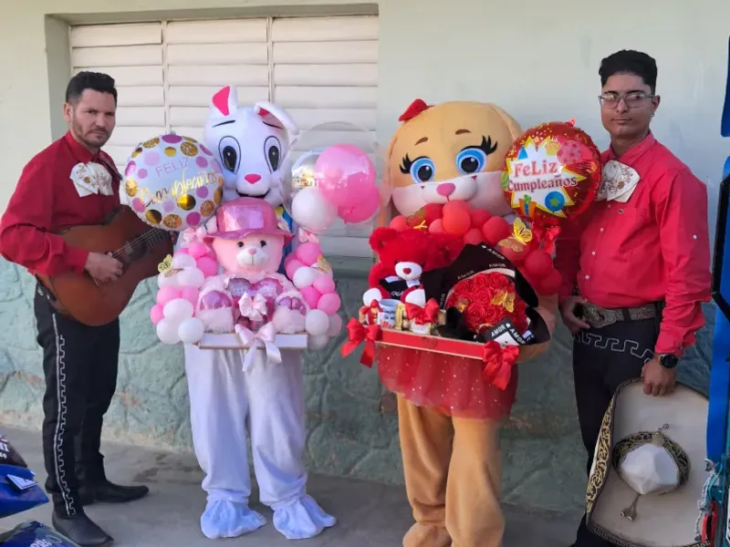 Bandeja con ramos de rosas 