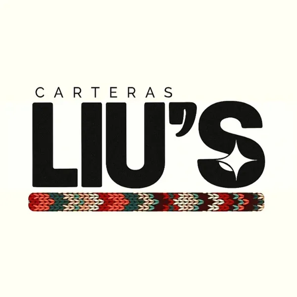 En Tejiendo Estilos, creamos carteras y bolsos artesanales elaborados 100% a mano con cinta sintética plástica de alta calidad. Nuestros diseños son coloridos, resistentes y versátiles, disponibles en todas las formas, tamaños y combinaciones para adaptarse a tu estilo. 

✨ ¿Por qué elegirnos?
✔ Materiales duraderos: Sintética plástica fácil de limpiar y que mantiene su brillo.  
✔ Diseños personalizados: Desde modelos clásicos hasta creaciones atrevidas y modernas.  
✔ Hecho con pasión: Cada pieza es cuidadosamente elaborada para garantizar calidad y originalidad.  

Ideal para regalos, complementos de moda o para destacar con un accesorio exclusivo y hecho a tu medida.  

📲 ¡Contáctanos** para encargos especiales o conoce nuestro catálogo disponible!  
