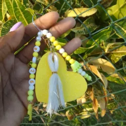 Llavero de corazón amarillo