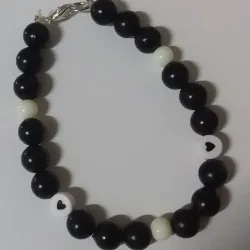 Pulsera de perlas negras y corazón