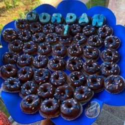 Mini-donas y nombre de chocolate 