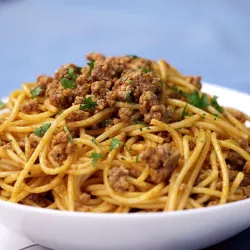 🍝 Espaguetis con Cerdo y Queso Gouda 🧀 