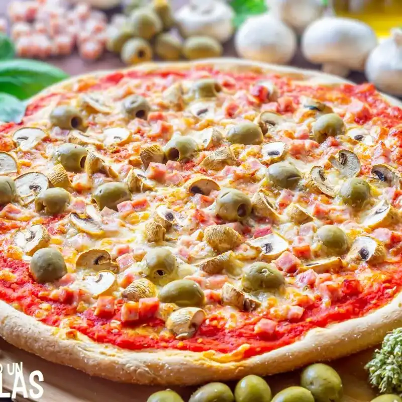 🍕 Pizza con Aceitunas y Queso Gouda 🧀 