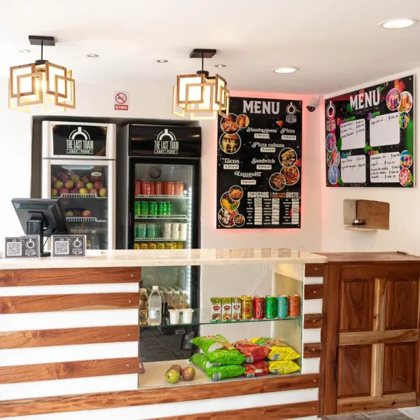Resumen del Negocio: The Last Train
The Last Train es un puesto de comida rápida que se especializa en ofrecer una experiencia culinaria única a través de seis productos principales: pizzas de 30 cm, pizzas cubanas, espaguetis, sándwiches y hamburguesas. Cada uno de estos platillos se puede personalizar con una variedad de 27 tipos de ingredientes adicionales, permitiendo a los clientes diseñar su comida según sus preferencias. Todos nuestros productos se sirven en envases adecuados, garantizando comodidad y facilidad para el consumo. The Last Train se compromete a brindar un servicio rápido y de calidad, ideal para quienes buscan disfrutar de una comida deliciosa y personalizada en cualquier momento.
