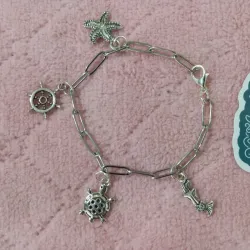 Brazalete planar con dijes