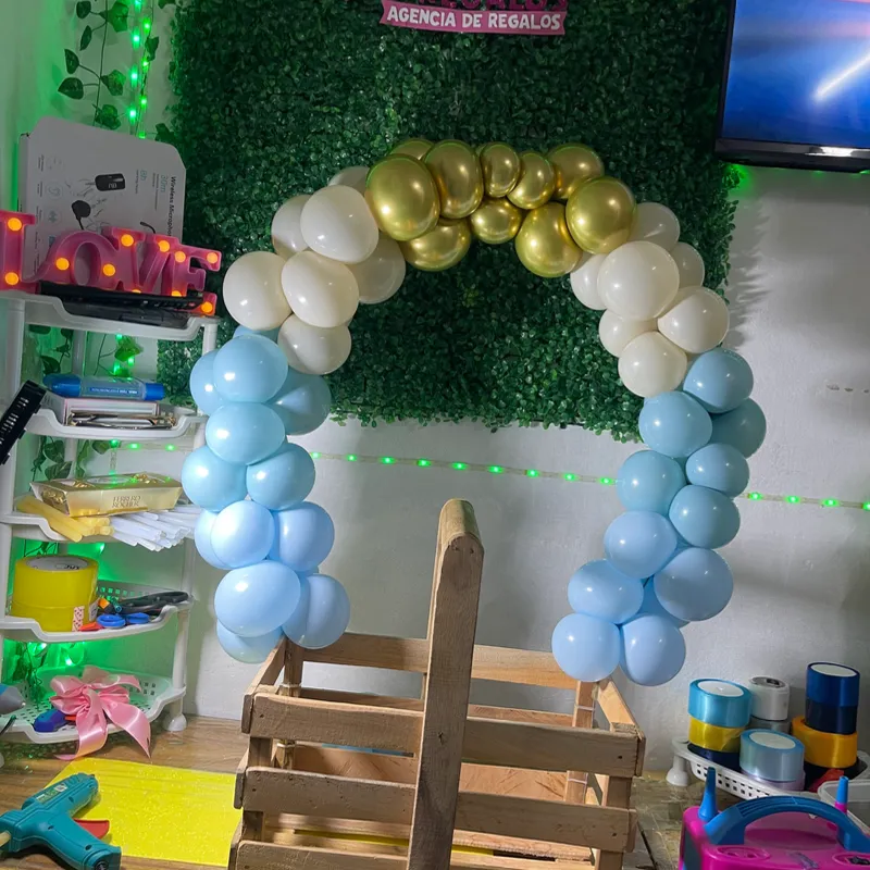 Caja de regalo con mini arco de globos 