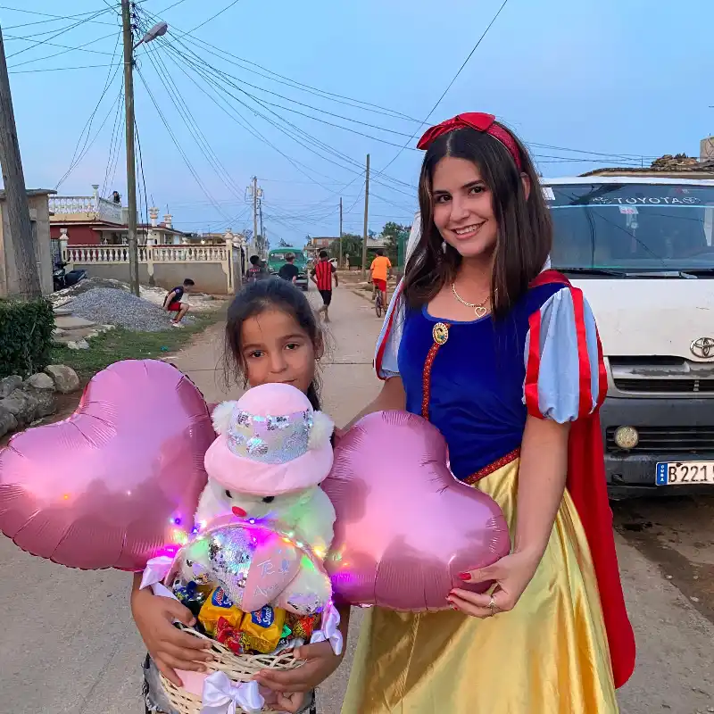 Cesta con peluche y Blanca nieves 