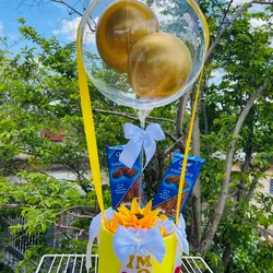 Cesta de flores y globo burbuja