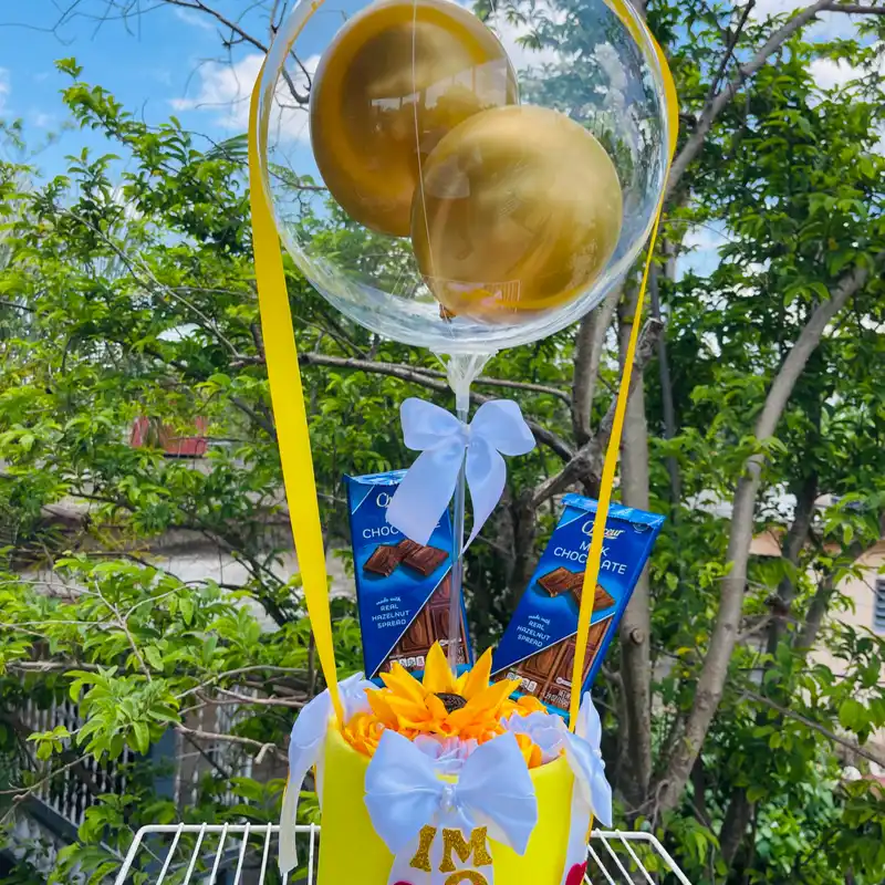 Cesta de flores y globo burbuja 