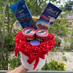 Cesta de rosas y confituras