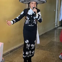 Mariachis Olivia traje blanco y negro 