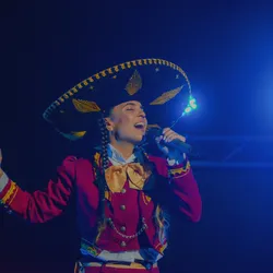 Mariachis Olivia traje rojo 