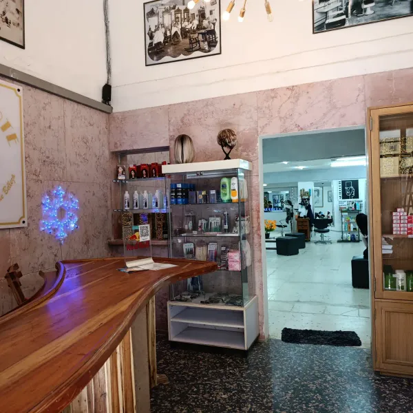 En Artecorte no solo disfrutas de nuestros servicios en el salón: también puedes llevarte a casa  productos para el cuidado personal. Completa tu experiencia en nuestra tienda, todo en un solo lugar!